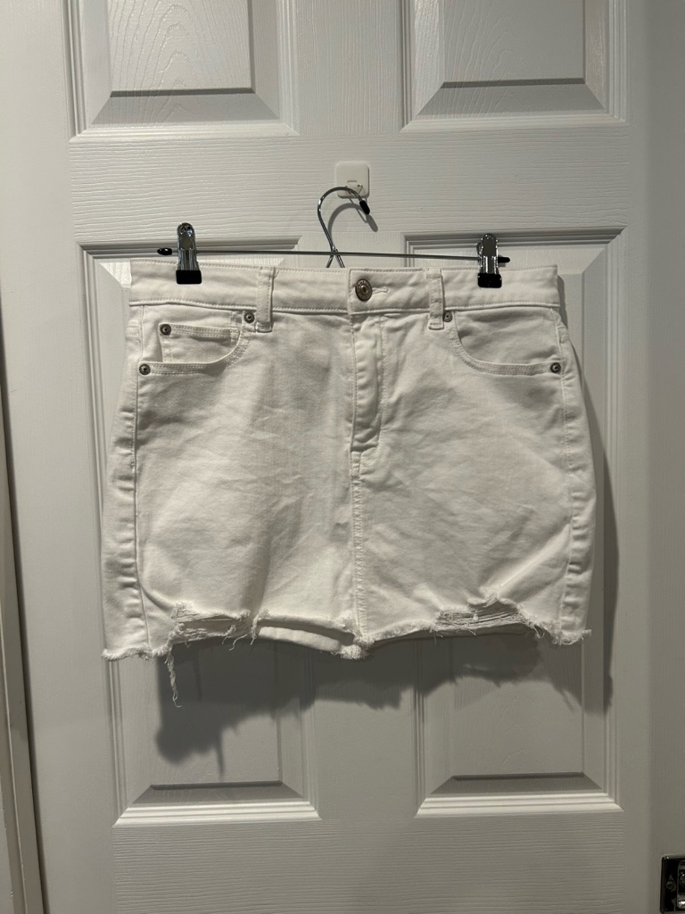 American Eagle White Distressed Denim Mini Skirt – Y2K Style
